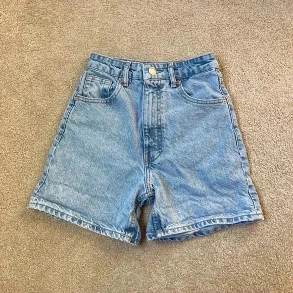 Zara high rise light wash jean shorts in size 0 - Picture 5 of 5